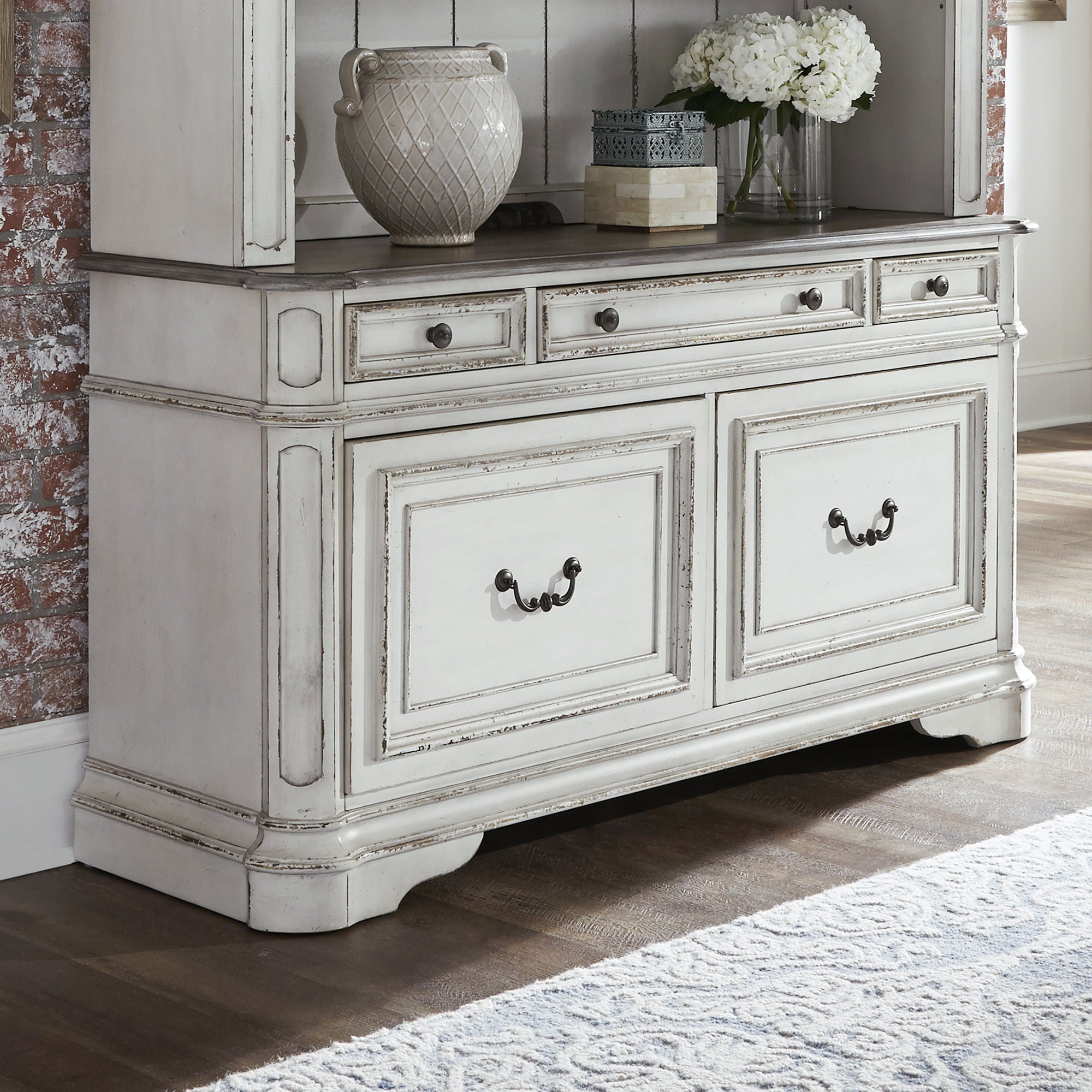 Liberty Furniture Magnolia Manor – Credenza – White